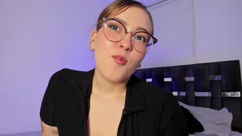 LANAindependent model online show from October 2025 05:10:01 AM