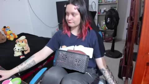 Snapshot of neeko_lol_ chatting on April 2026 12:26:02 PM Geek Nicole im Neeko UwU online show from April 2026 12:26:02 PM