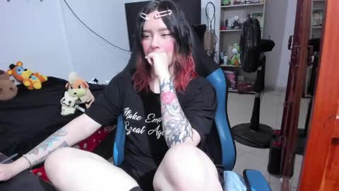 Snapshot of neeko_lol_ chatting on April 2026 04:48:02 PM Geek Nicole im Neeko UwU online show from April 2026 04:48:02 PM