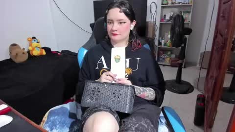 Snapshot of neeko_lol_ chatting on May 2026 09:55:02 PM Geek Nicole im Neeko UwU online show from May 2026 09:55:02 PM
