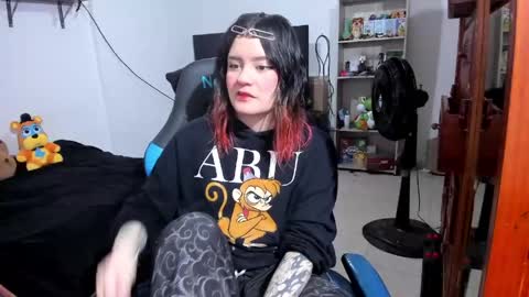 Snapshot of neeko_lol_ chatting on May 2026 04:01:02 PM Geek Nicole im Neeko UwU online show from May 2026 04:01:02 PM