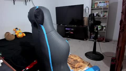 Snapshot of neeko_lol_ chatting on May 2026 04:02:02 PM Geek Nicole im Neeko UwU online show from May 2026 04:02:02 PM