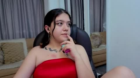 Snapshot of nia_stark chatting on April 2026 08:43:02 PM Estefani online show from April 2026 08:43:02 PM