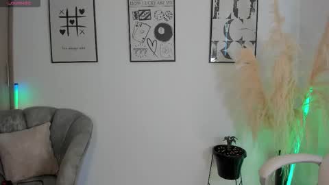 Snapshot of niaevans_x chatting on November 2025 01:22:01 PM Nia online show from November 2025 01:22:01 PM