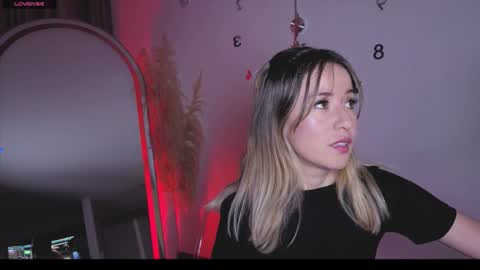 Snapshot of nickywindsor chatting on November 2025 10:59:02 PM Nicky online show from November 2025 10:59:02 PM