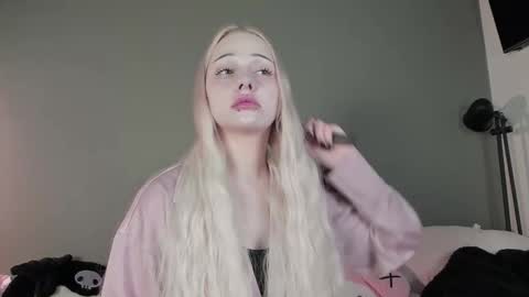 Snapshot of nicole_yo chatting on December 2025 09:51:01 AM Mary online show from December 2025 09:51:01 AM