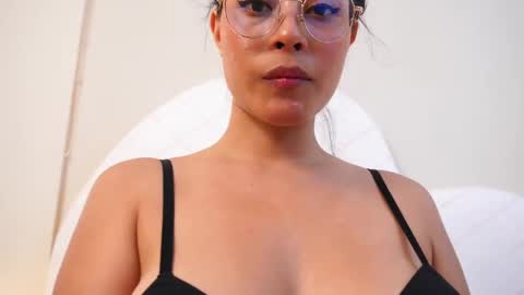 Nicol Flores  GMT-5 1530-2200  online show from September 2025 08:21:01 PM