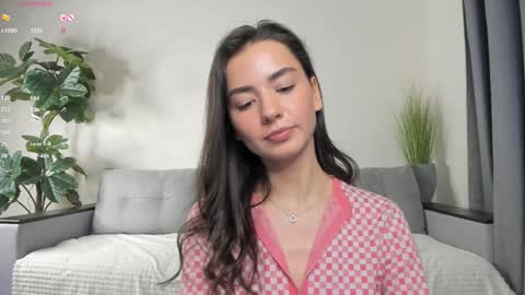 Snapshot of nicoleluuv chatting on January 2025 07:15:01 PM Dua Lipa online show from January 2025 07:15:01 PM