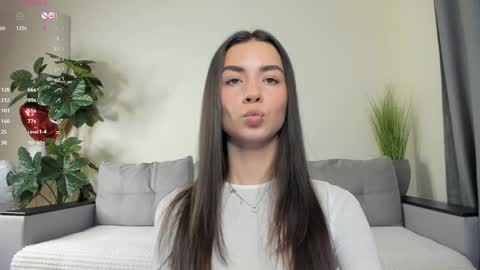 Snapshot of nicoleluuv chatting on February 2025 01:14:01 PM Dua Lipa online show from February 2025 01:14:01 PM