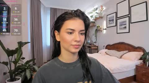 Snapshot of nicoleluuv chatting on October 2025 01:11:01 PM Dua Lipa online show from October 2025 01:11:01 PM