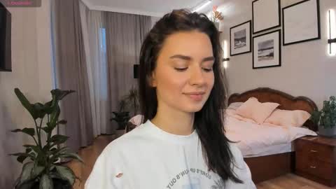 Snapshot of nicoleluuv chatting on October 2025 01:29:01 PM Dua Lipa online show from October 2025 01:29:01 PM