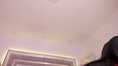 Nicolle online show from February 2025 07:31:02 PM