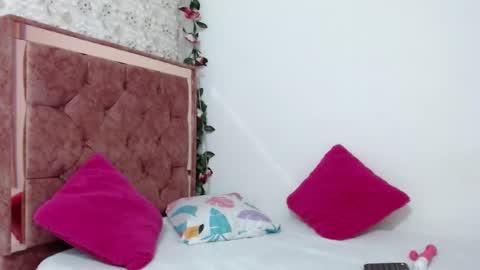 nicolle gomes online show from September 2025 10:43:02 PM