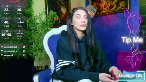 Nicolle online show from November 2025 10:47:01 AM