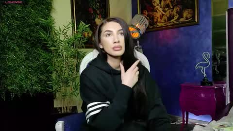 Nicolle online show from November 2025 01:33:02 PM