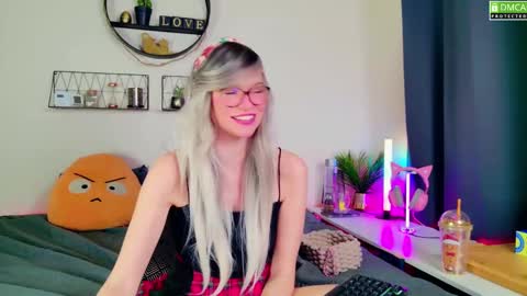 Snapshot of nikki_goldberg chatting on January 2025 10:40:01 AM Kitty Chatte online show from January 2025 10:40:01 AM