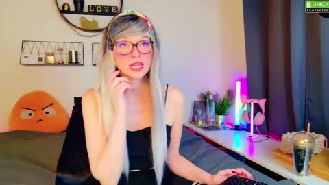 Snapshot of nikki_goldberg chatting on February 2025 08:29:01 AM Kitty Chatte online show from February 2025 08:29:01 AM