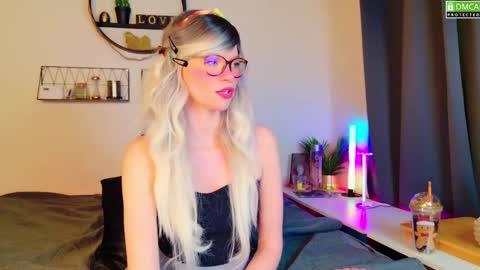 Snapshot of nikki_goldberg chatting on February 2025 08:21:02 AM Kitty Chatte online show from February 2025 08:21:02 AM