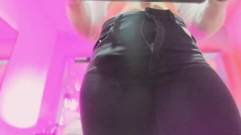 Snapshot of nikkysmiith chatting on September 2025 11:22:02 AM online show from September 2025 11:22:02 AM