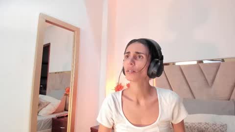 Nina online show from October 2025 06:27:02 PM