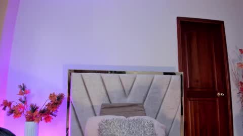 Nina online show from November 2025 06:18:02 PM