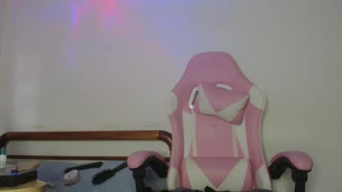 Nicolle  online show from September 2025 10:33:02 PM