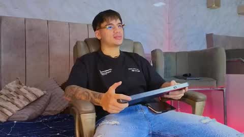 NOAH  online show from February 2025 10:21:02 PM