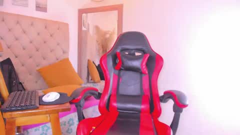 Snapshot of noah_sthone chatting on June 2026 03:31:02 AM N O AH - S T H O N E online show from June 2026 03:31:02 AM