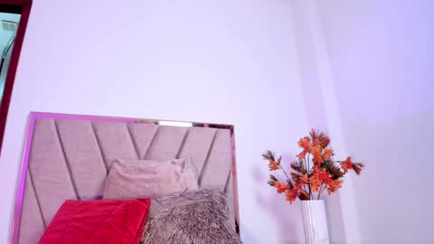 Snapshot of nora_dasilva chatting on December 2024 12:44:01 AM Nora Da Silva online show from December 2024 12:44:01 AM