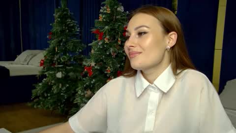 NoraFoxes online show from December 2025 06:35:02 PM