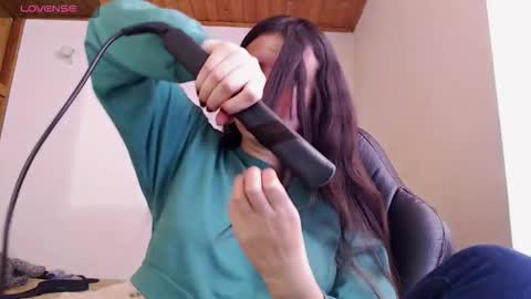 noreen_ online show from November 2025 05:45:03 PM