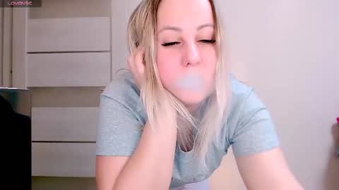 Snapshot of not_nakedcat chatting on November 2025 05:14:01 PM hi glad to chat online show from November 2025 05:14:01 PM