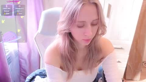 Snapshot of nova_sun chatting on October 2025 10:00:02 AM Mary online show from October 2025 10:00:02 AM