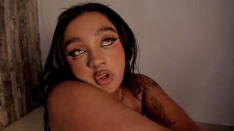 Snapshot of nova_swan chatting on January 2025 01:43:02 AM NOVA online show from January 2025 01:43:02 AM