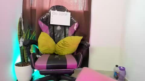 Nia online show from November 2025 07:13:02 PM