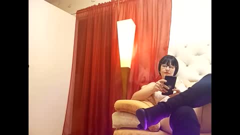 Snapshot of nylonseductress chatting on December 2024 10:56:01 PM Scarlett online show from December 2024 10:56:01 PM