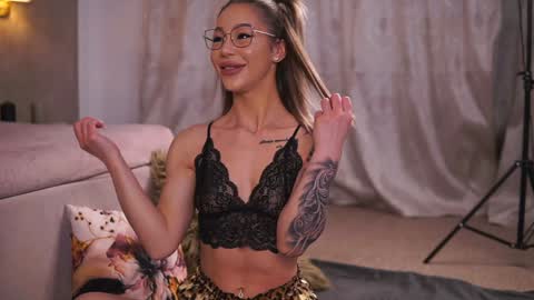 nyrobinova online show from January 2025 04:05:01 AM