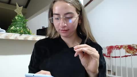 Snapshot of odette_brigh_ chatting on December 2024 02:37:02 AM Val online show from December 2024 02:37:02 AM