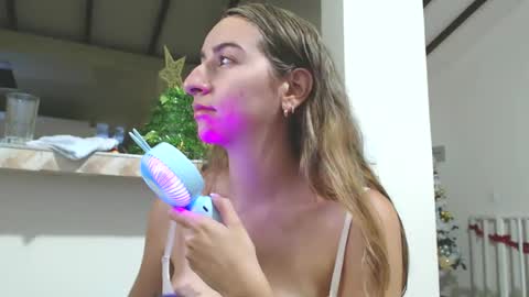 Snapshot of odette_brigh_ chatting on December 2024 10:52:02 PM Val online show from December 2024 10:52:02 PM