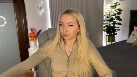 Snapshot of ohmyemma chatting on October 2025 01:06:02 AM Emma online show from October 2025 01:06:02 AM