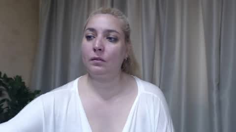 Snapshot of ohsweetiren chatting on June 2026 06:12:02 AM Iren online show from June 2026 06:12:02 AM