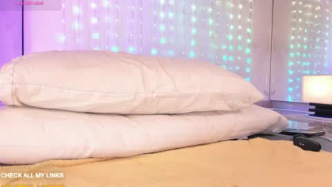 ohyesly_ online show from June 2026 01:43:01 PM