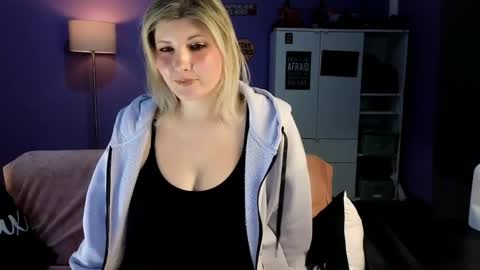 Snapshot of olisunny5 chatting on April 2026 04:50:02 PM OliSunny Olivia online show from April 2026 04:50:02 PM