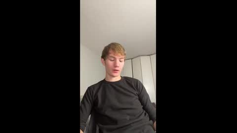 Snapshot of oliver_beck chatting on December 2024 07:01:01 PM Oliver Beck online show from December 2024 07:01:01 PM