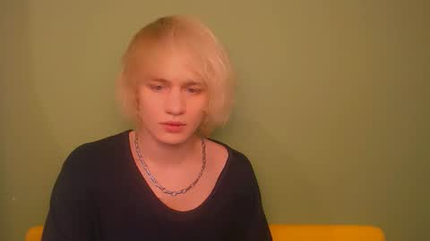 Snapshot of oliver_sweet_ chatting on December 2024 01:28:02 AM Oliver online show from December 2024 01:28:02 AM