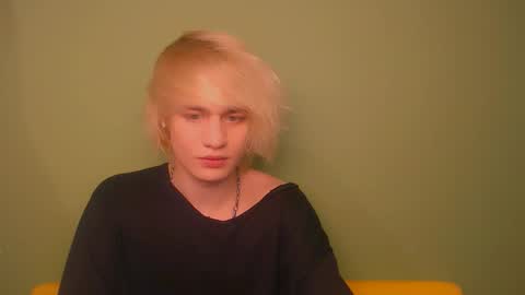 Snapshot of oliver_sweet_ chatting on December 2024 01:04:02 AM Oliver online show from December 2024 01:04:02 AM