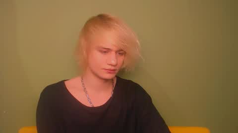 Snapshot of oliver_sweet_ chatting on December 2024 01:16:02 AM Oliver online show from December 2024 01:16:02 AM