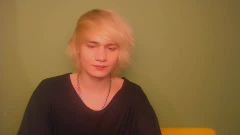 Snapshot of oliver_sweet_ chatting on December 2024 02:25:02 AM Oliver online show from December 2024 02:25:02 AM