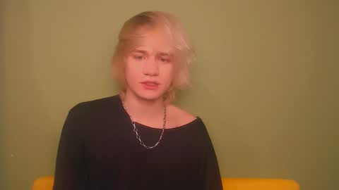 Snapshot of oliver_sweet_ chatting on February 2025 08:19:01 PM Oliver online show from February 2025 08:19:01 PM