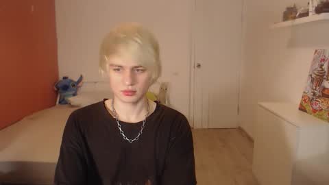 Snapshot of oliver_sweet_ chatting on October 2025 01:42:01 AM Oliver online show from October 2025 01:42:01 AM